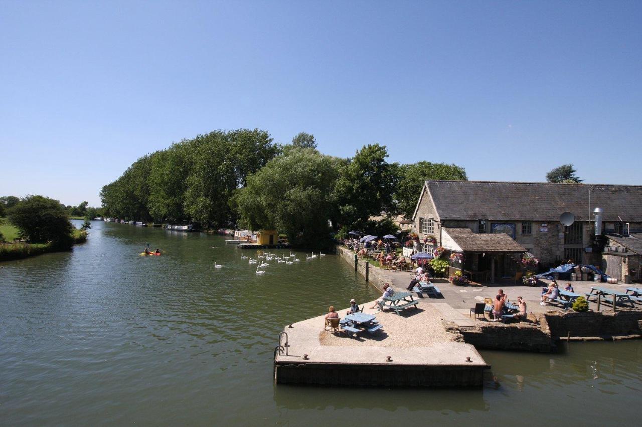 The Riverside Lechlade Eksteriør bilde