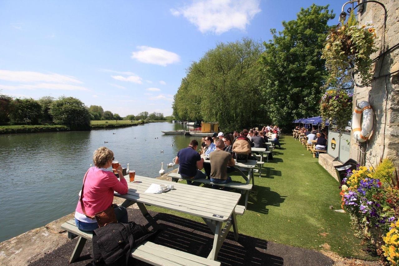 The Riverside Lechlade Eksteriør bilde