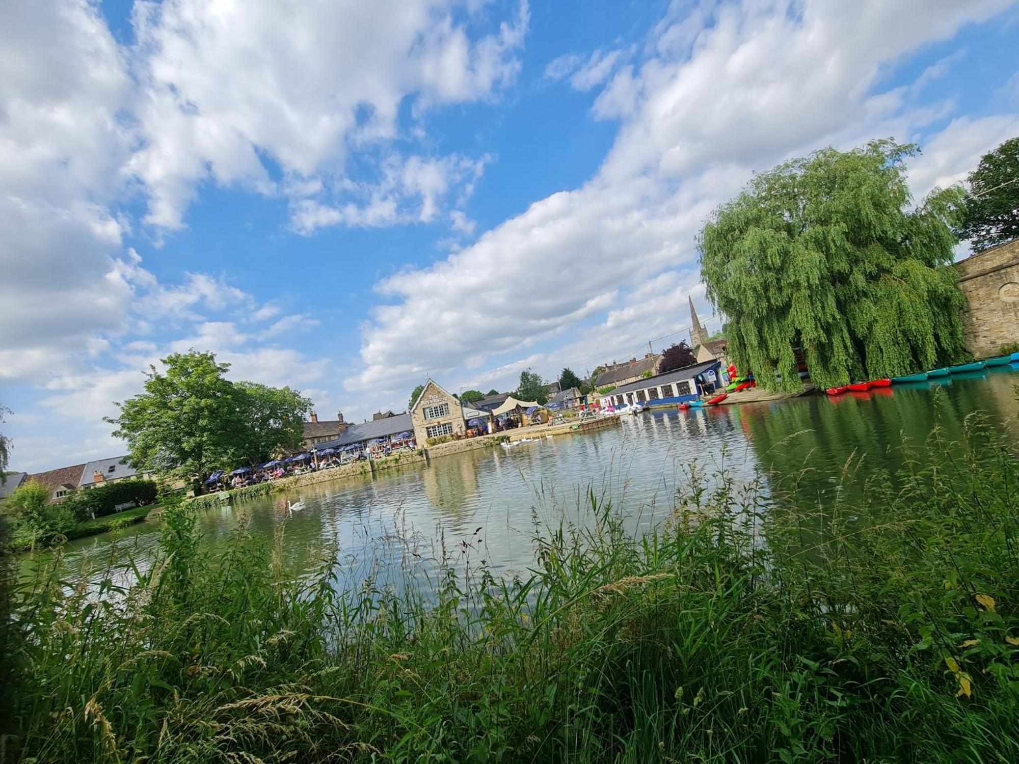 The Riverside Lechlade Eksteriør bilde
